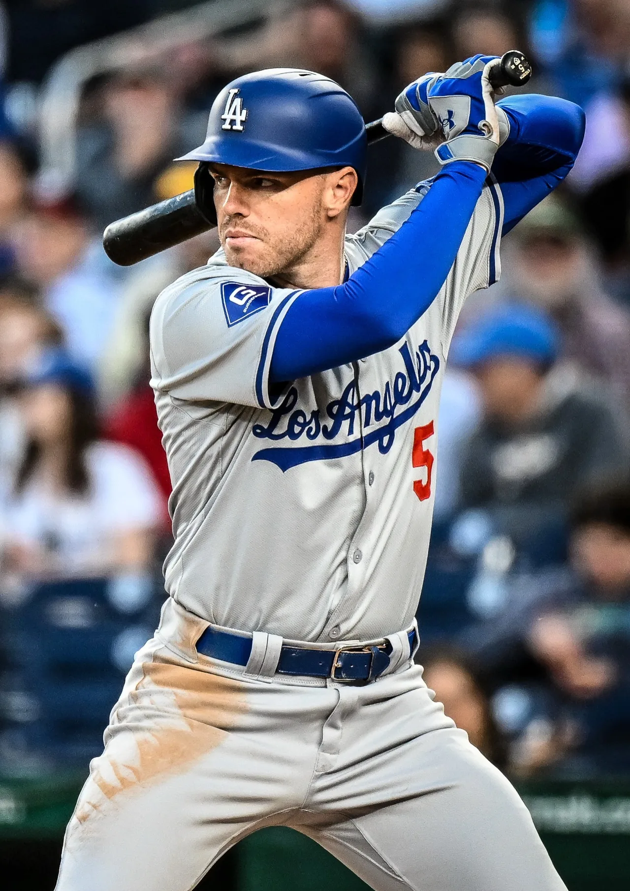 Freddie Freeman en position de frappe sous l'uniforme des Dodgers de Los Angeles.