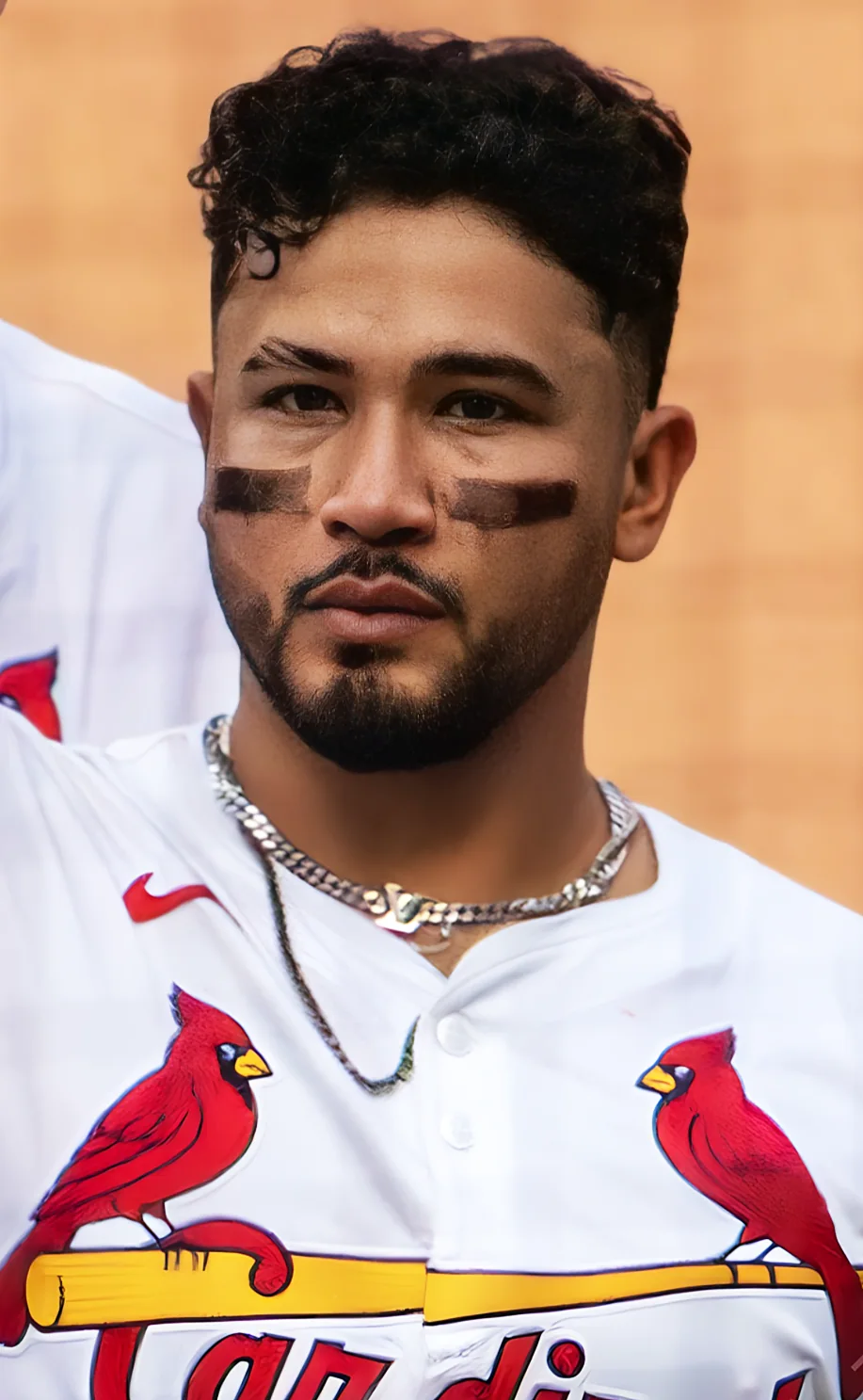 Portrait d'Iván Herrera sous l'uniforme des Cardinals de Saint-Louis.