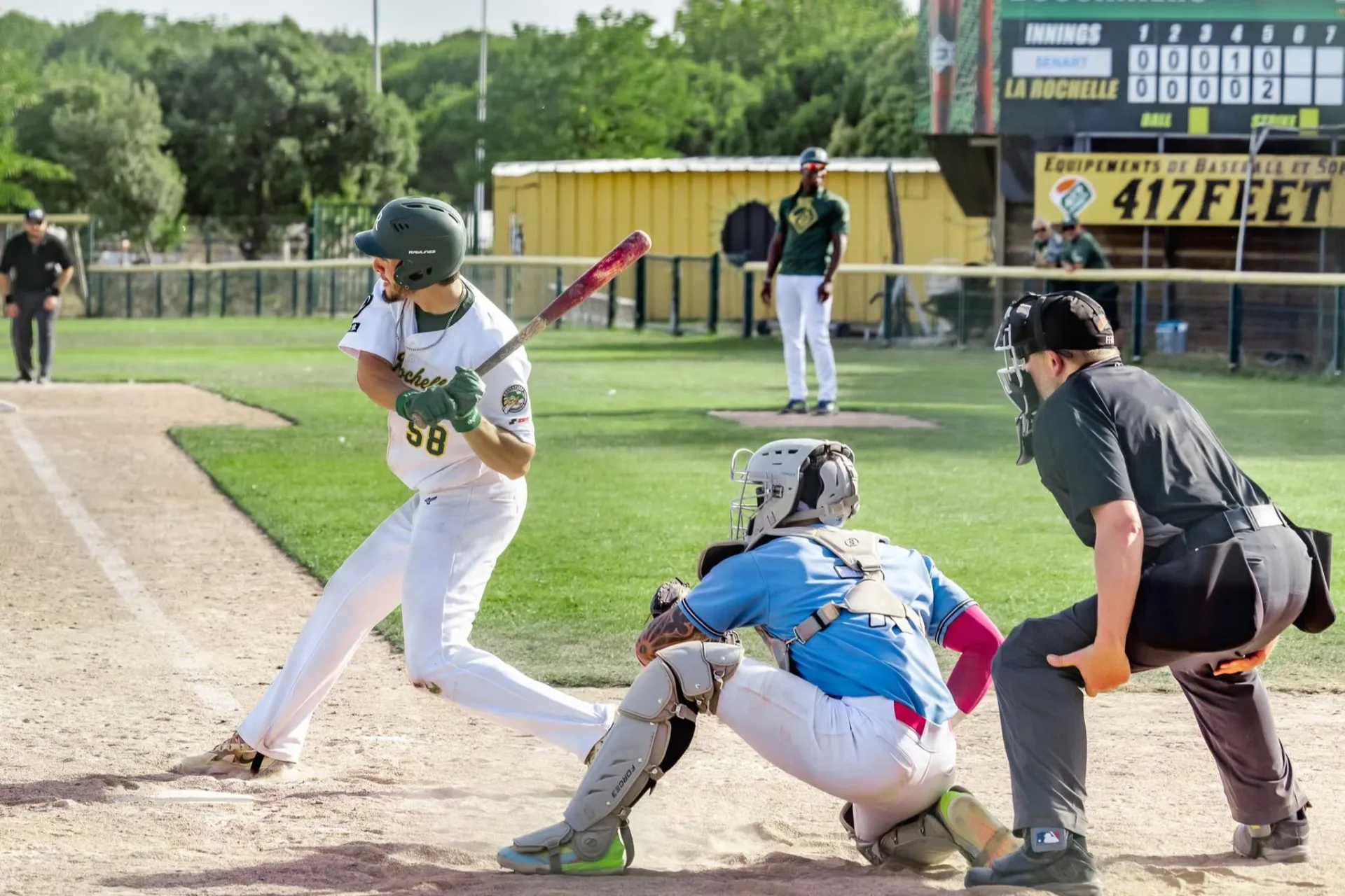 Un batteur des Boucaniers de La Rochelle à la frappe face aux Templiers de Sénart, lors de la 10ᵉ journée de D1 2026 au Boucaniers Baseball Field.